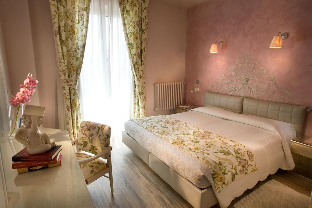 Hotel Serenella سيرمِيوني الغرفة الصورة
