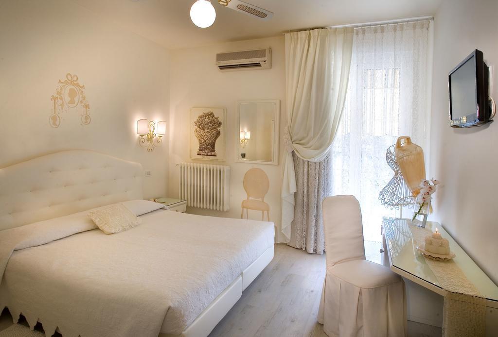 Hotel Serenella سيرمِيوني الغرفة الصورة